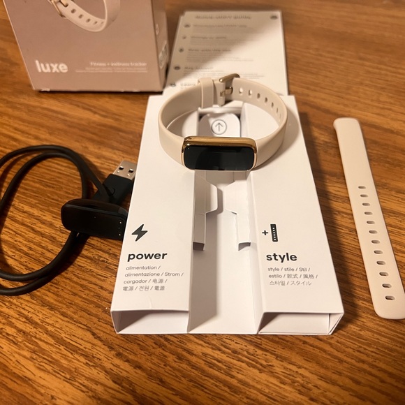 Fitbit Luxe White & Gold - Picture 4 of 4
